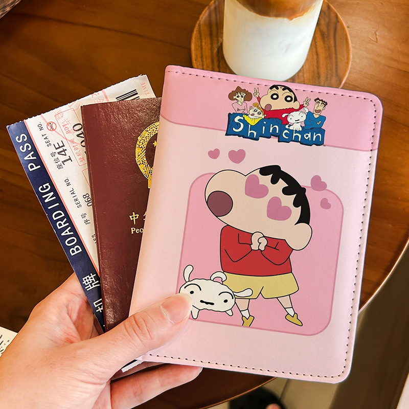 Travel Accessories For Japan Trip - คาวาอิ ชิน ชานปกหนังสือเดินทางน่ารัก ที่ใส่บัตรอเนกประสงค์ กระเป๋าเก็บเอกสารการเดินทางแบบพกพาสำหรับของขวัญการเดินทางไปต่างประเทศ